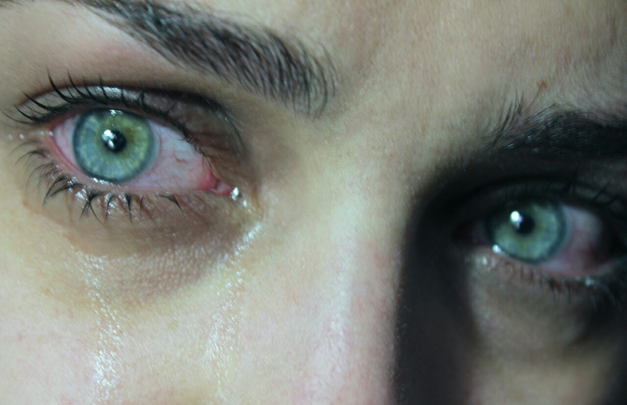 Видео убей глаза. Заплаканные зелёные глаза. Плачущие глаза. Красные заплаканные глаза.