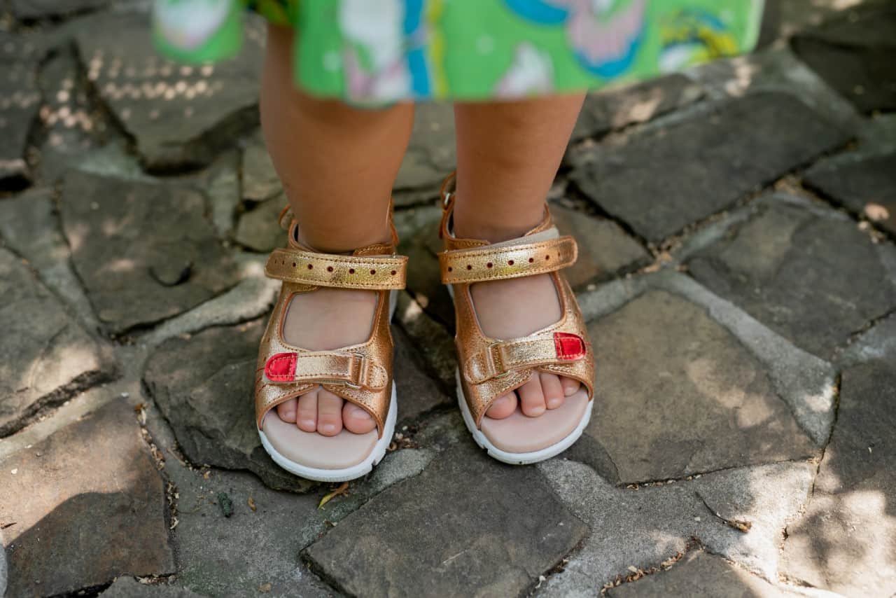 Дети в сандалях. Летняя обувь. Детская обувь. Модная детская обувь. Детская обувь на лето.