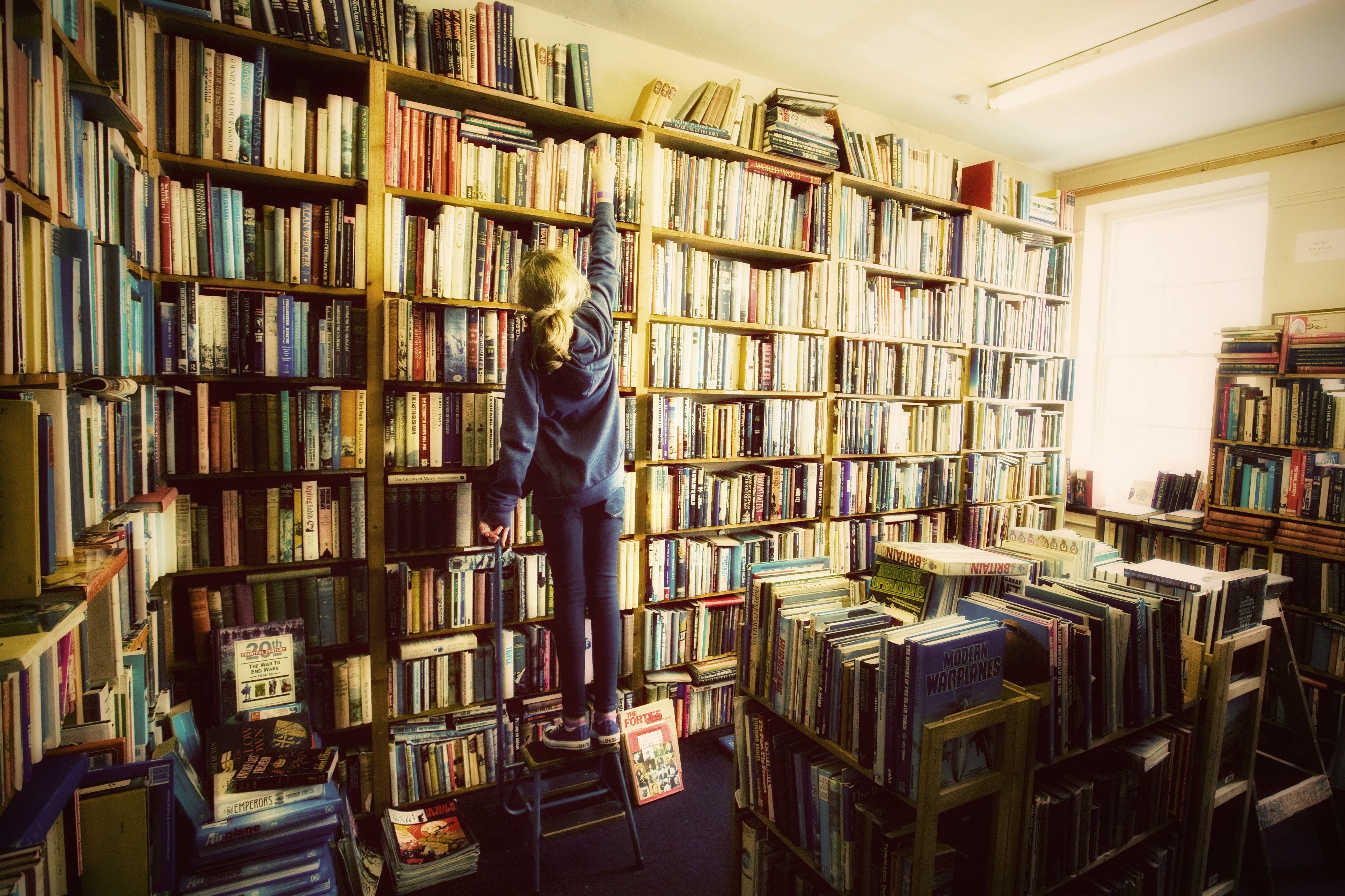 Слушать библиотеке книги. Фотография библиотеки. Фотосессия в библиотеке. Хобби чтение книг. Человек в домашней библиотеке.