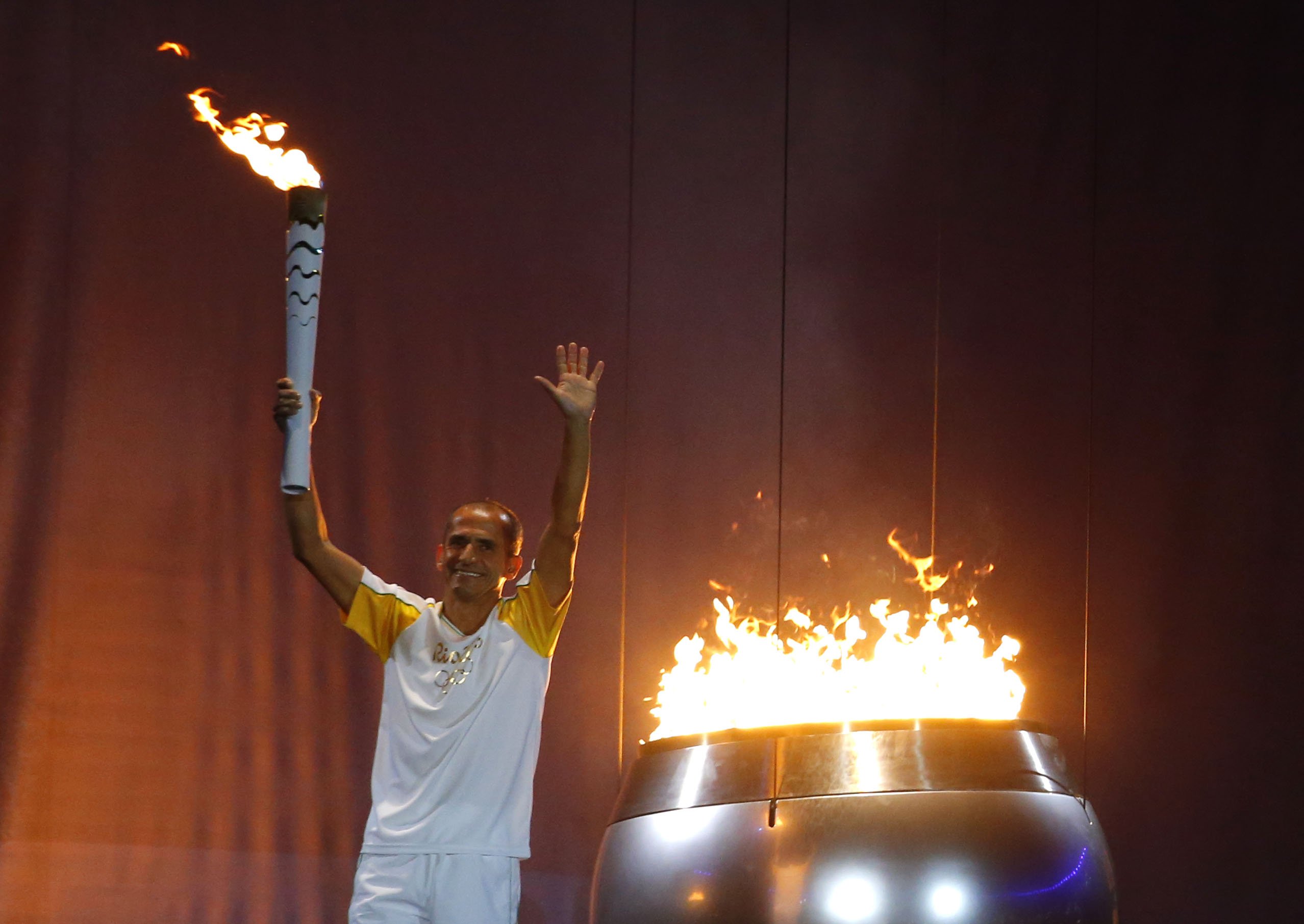 Олимпийский огонь современных игр зажигается. Зажжение олимпийского огня в Греции. Зажжение олимпийского огня в Сочи. Олимпийский огонь 2004. Олимпийский огонь Афины 2004.