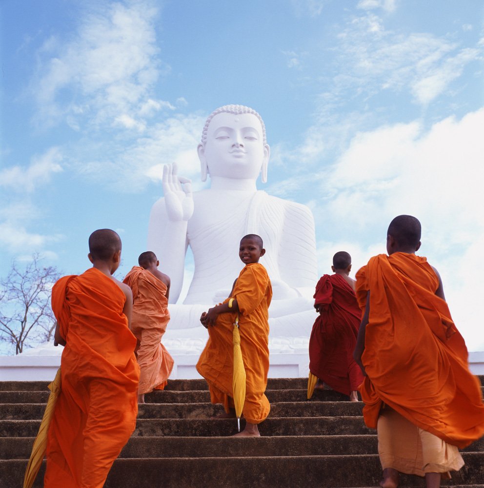 Буддисты это кто. Буддизм Тхеравада /хинаяна Будда. Буддист монах будха. Шри Ланка Будда. Будда Випассана.