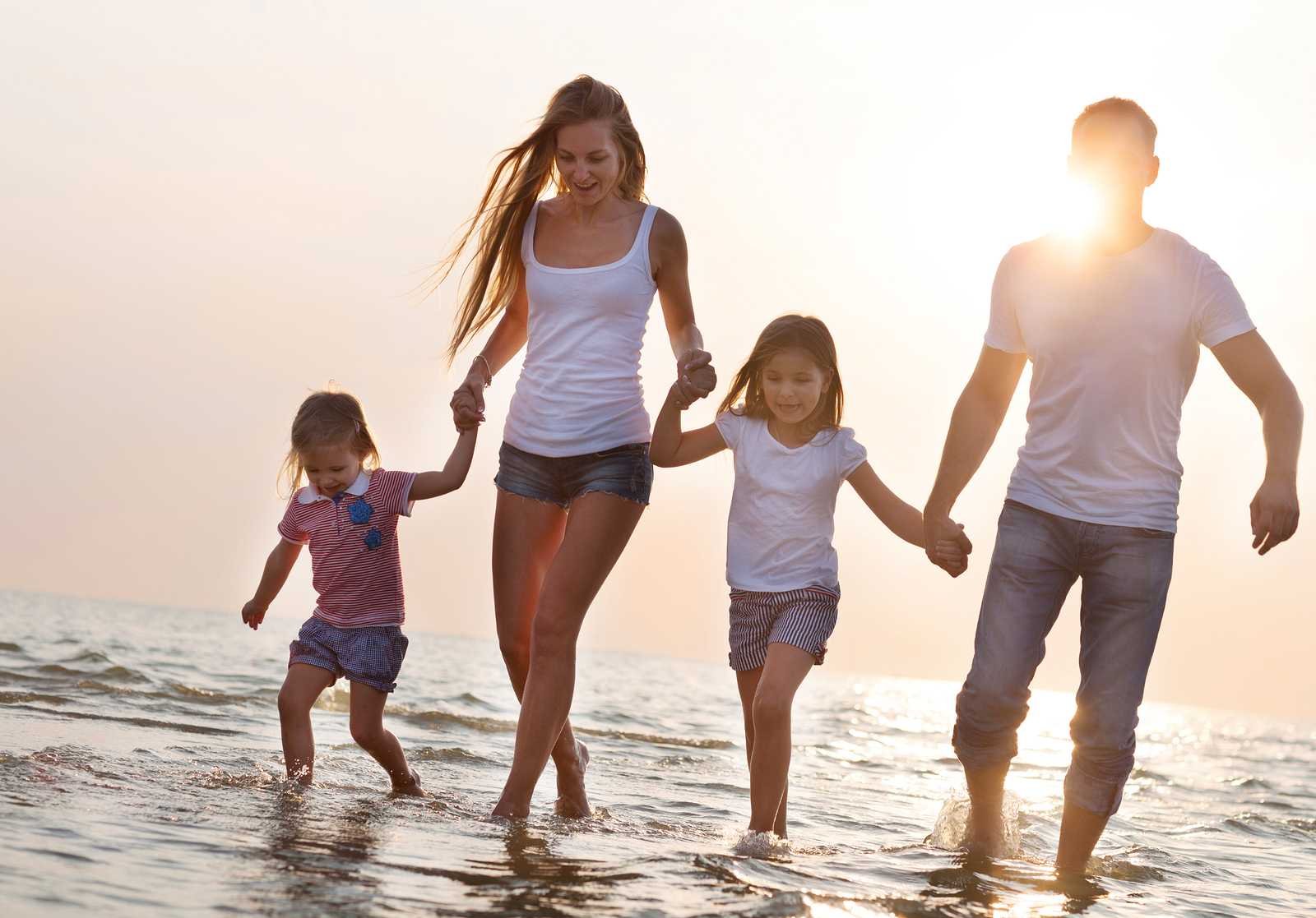 Мама папа на пляже. Семья с двумя дочками. Счастливая семья с двумя дочками. Ребенок в семье. Семейная фотосессия на пляже.