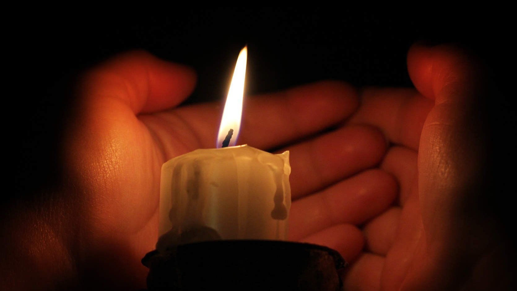 Свеча в честь погибших. Свечка скорбим. Траурная свеча. Горящая свеча. Свеча памяти.