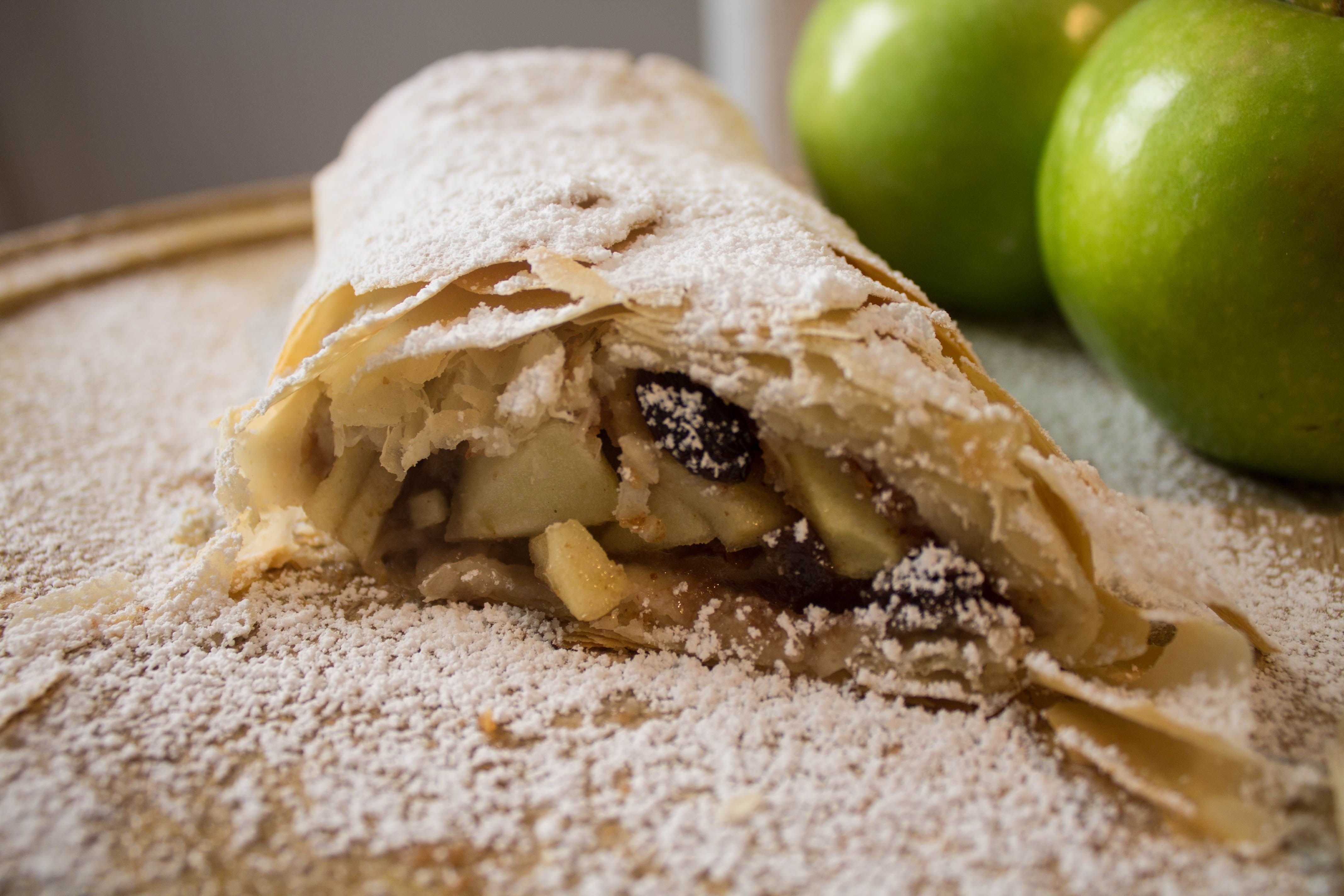 Apple Strudel из слоеного теста