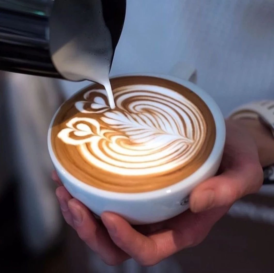 Латте кофе арты. Ветка латте арт. Латте арт на латте. Кофе Barista Art. Кофе бариста латте.