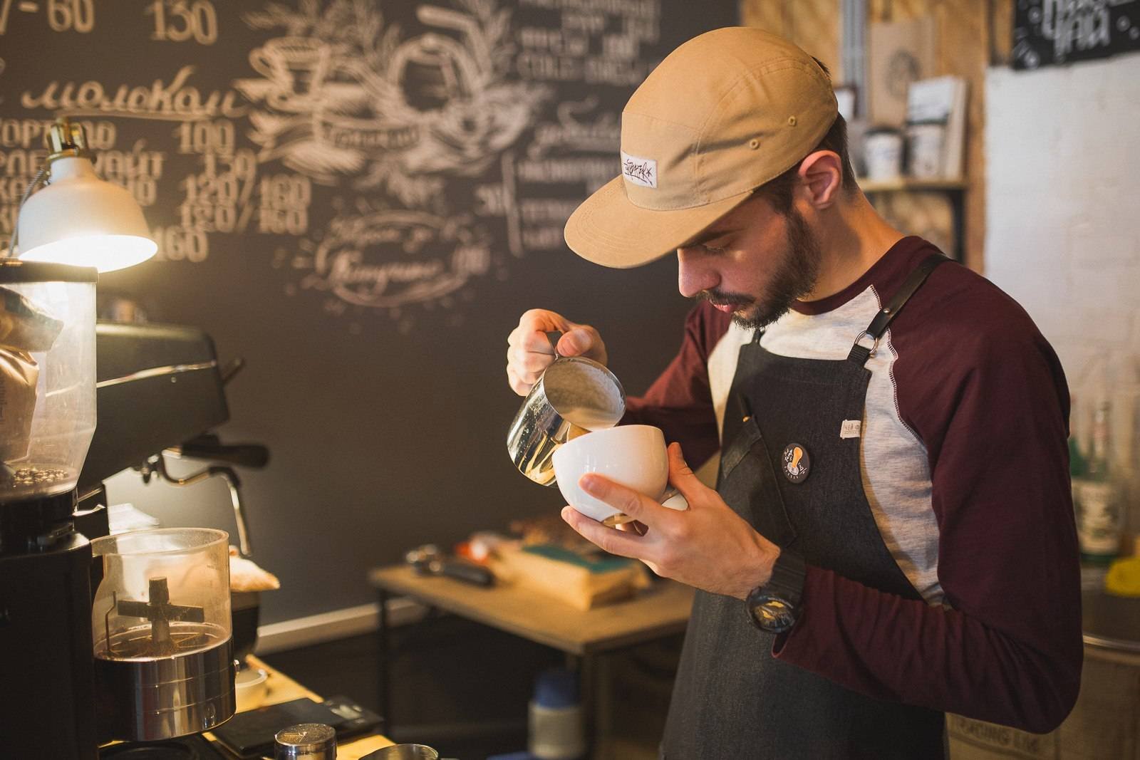 Профессиональный бариста. Barista кофейня. Кофейня бариста. Кофе бариста.