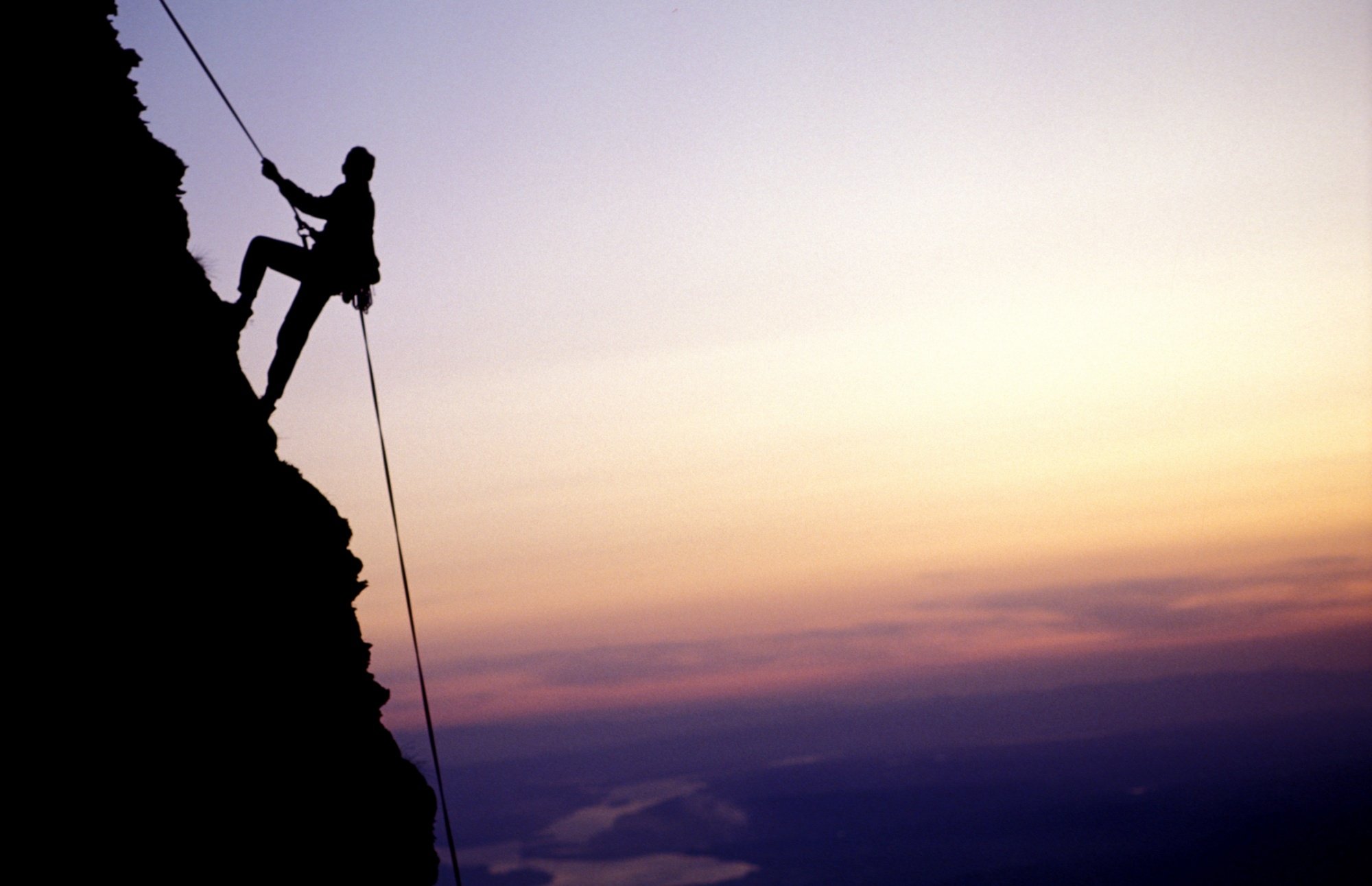 Adventurous people. Подъем в гору. Человек лезет в гору. Человек карабкается в гору. Человек забирается на гору.