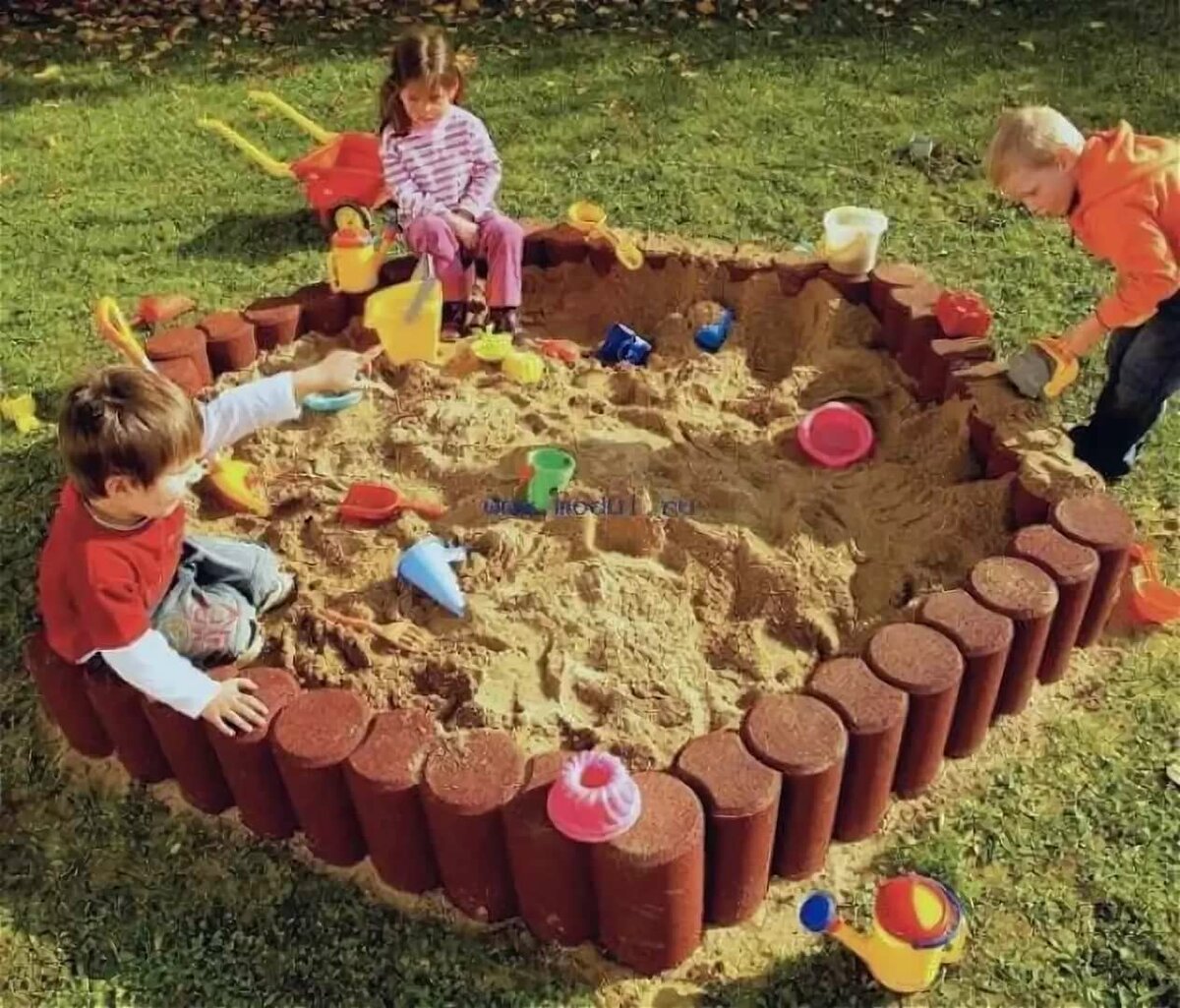 Сделать площадку в саду. Песочница из бревен. Песочница для детей своими руками. Песочница на даче. Детская песочница для дачи.