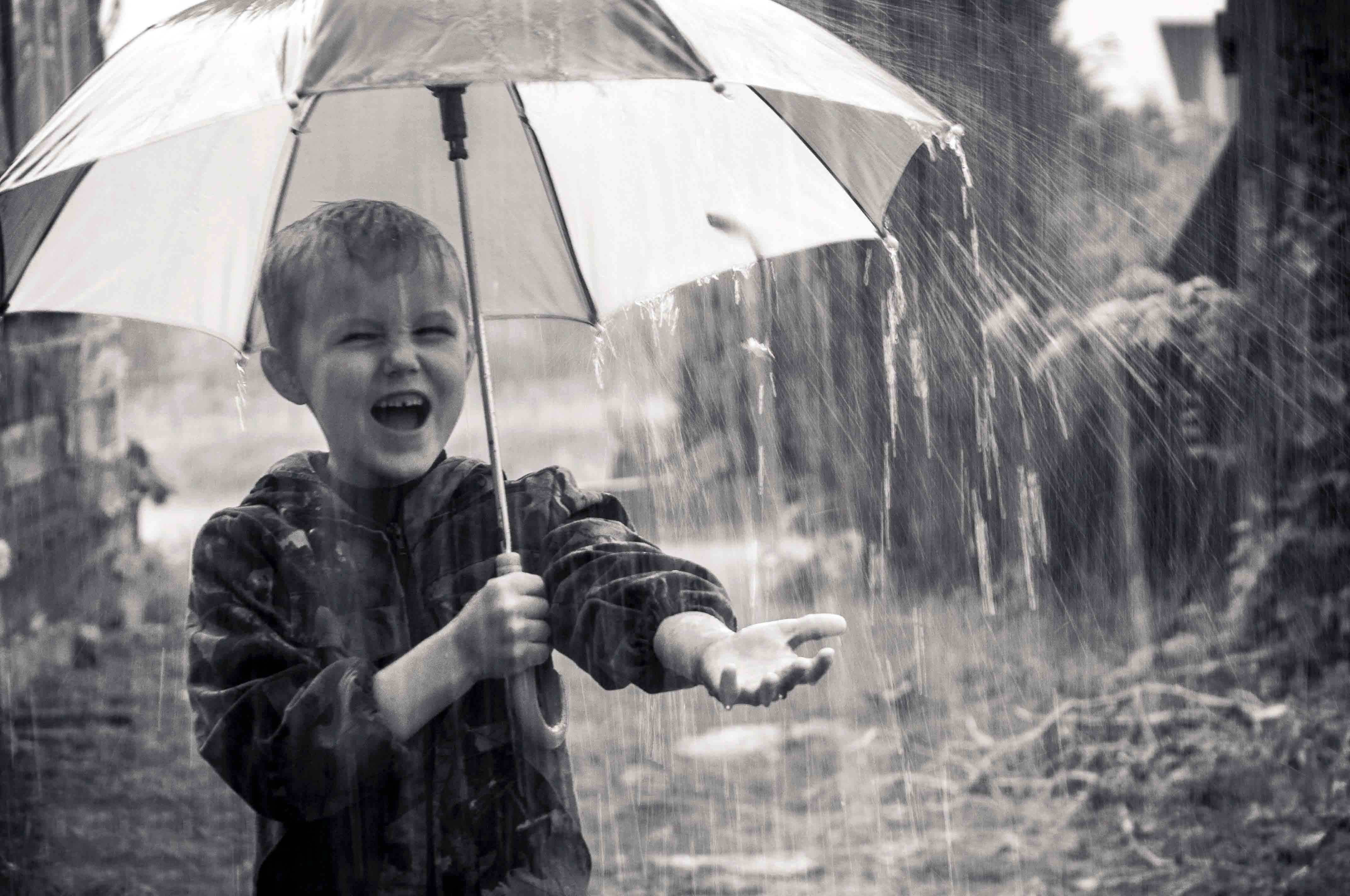 Дети под зонтиком. Мальчик с зонтиком. Мальчик под дождем. Под дождем. Дети дождя.