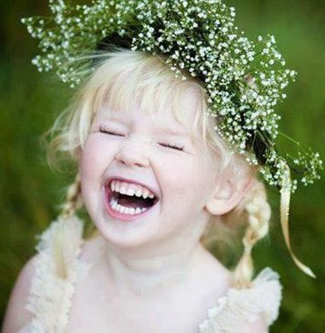 Дети оптимисты. Дети смеются. Девочка смеется. Эмоция радость. Дети радость жизни.