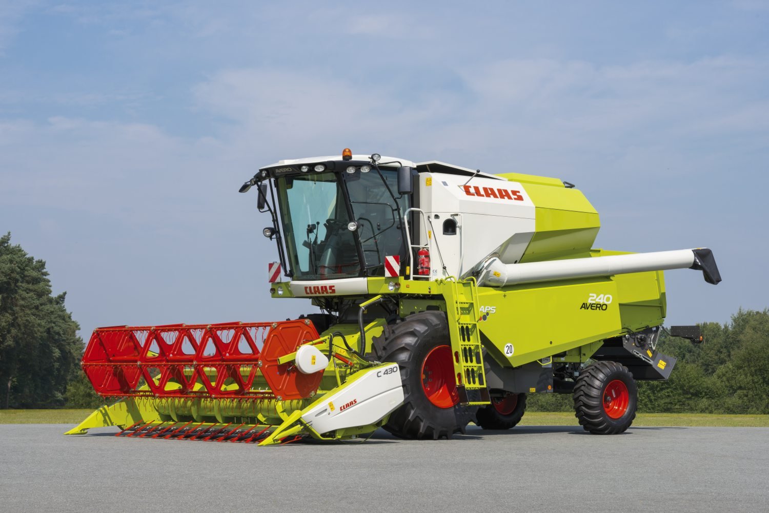 Комбайн сбоку. Комбайн CLAAS Lexion. Комбайн CLAAS Avero 240 / 160. Комбайн зерноуборочный CLAAS Trion 530. Комбайн CLAAS Lexion 7700.