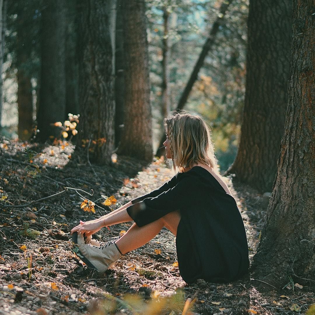 Девушка в лесу спиной фото и картинки — подборка