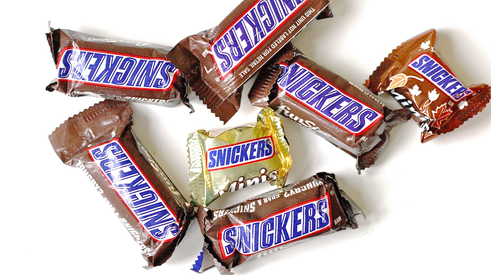Шоколадка сникерс с именами. Шоколадный батончик snickers 50гр. Сникерс 50 гр. Рисунок Сникерса.