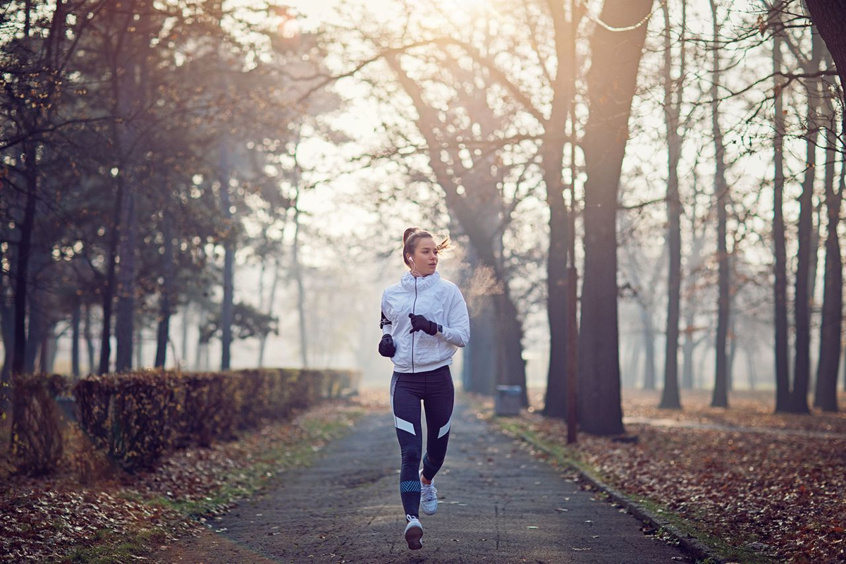 Runin. Девушка бежит. Девушка на пробежке. Пробежка в парке. Утренняя пробежка.