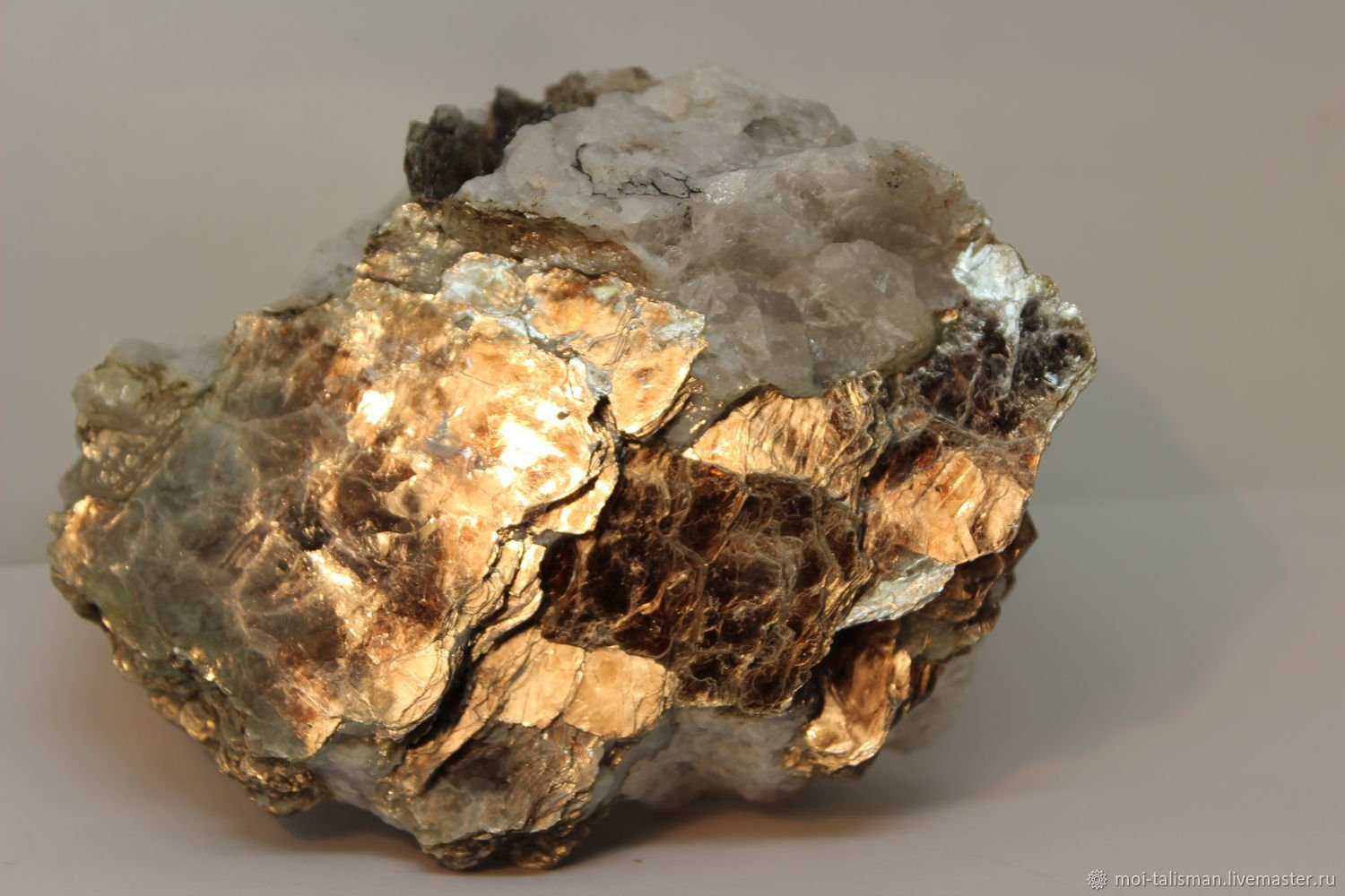 Какой минерал является слюдой. Минералы кварц, мусковит. Слюда-мусковит минерал. Слюда мусковит камень. Полевой шпат кварц слюда.