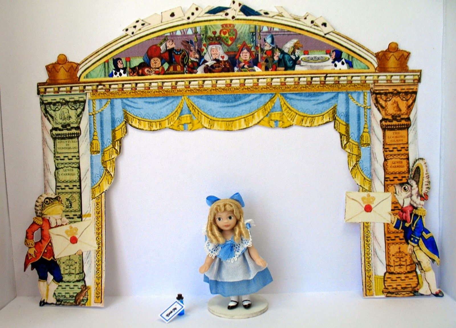Какие есть кукольные театры. Кукольный театр Алиса в стране чудес. Кукольный спектакль Алиса в стране чудес. Сцена кукольного театра.