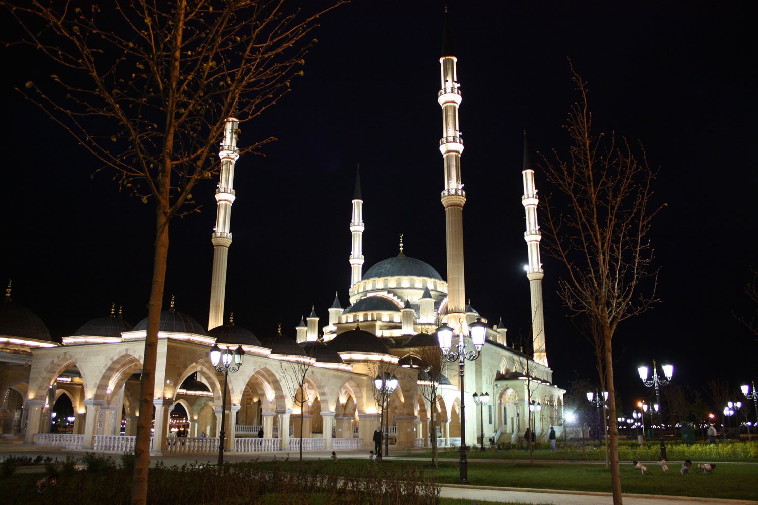 Мусульмански свет. Мечеть Мансура Грозный. Евпатория. Мечеть Джума-Джами. Масжид Грозный. Мечеть в Чечне.
