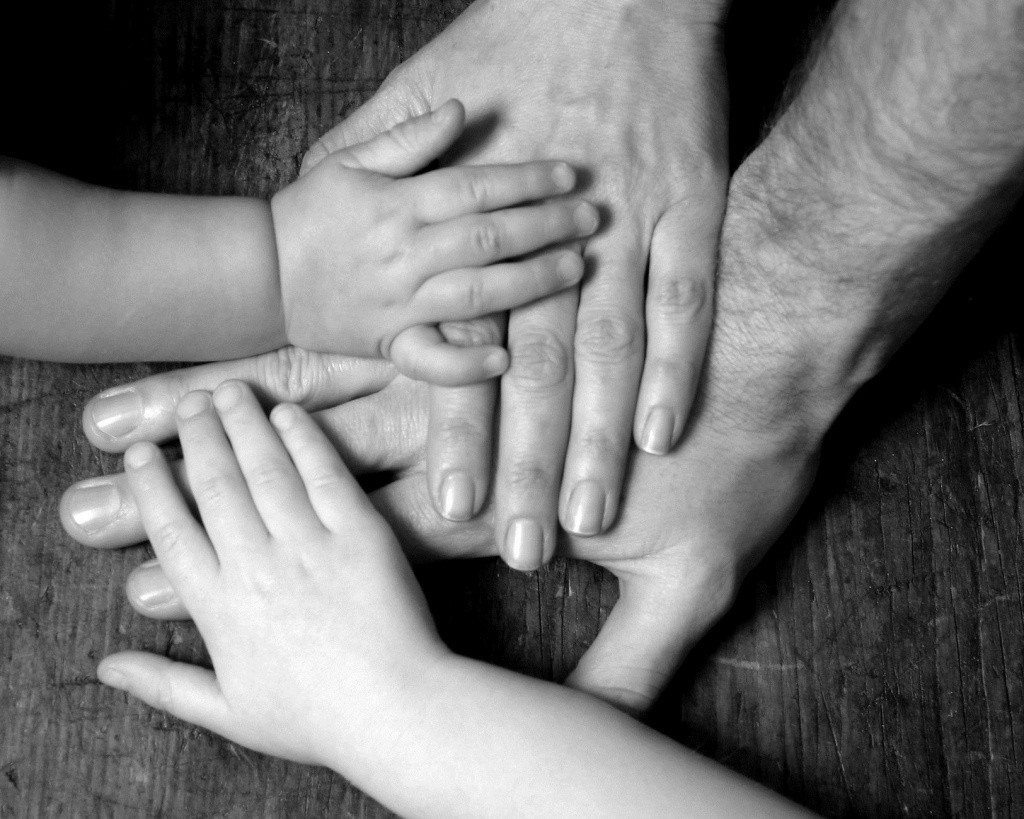 Семья руки. Руки родителей и детей. Семья на ладошке. Семья ава. Черно отец для двоих