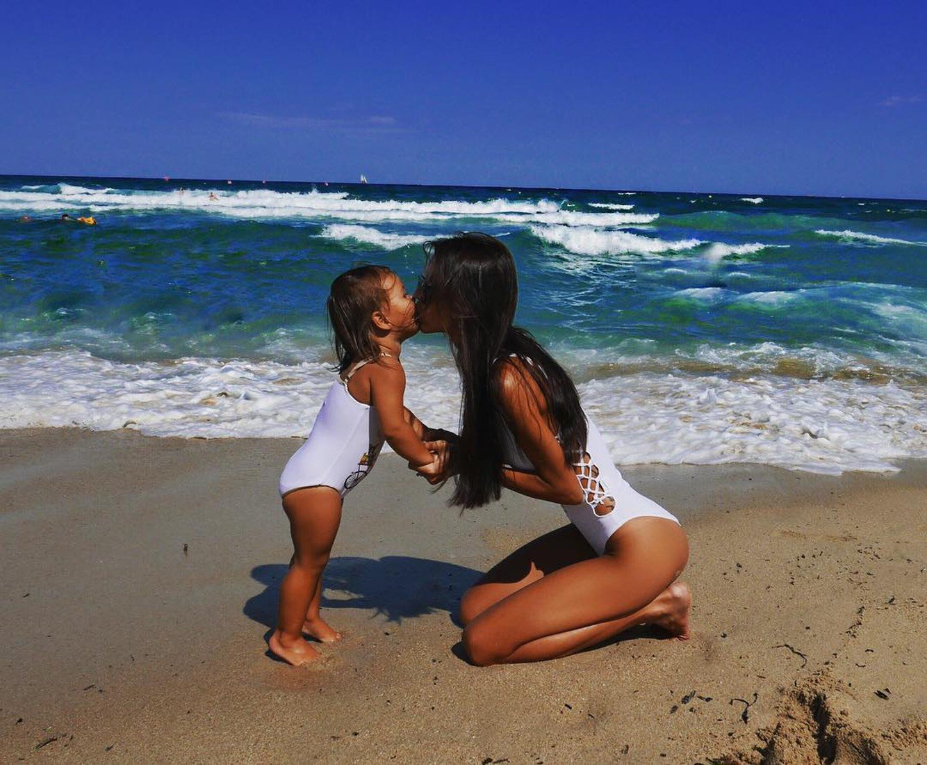 Мама после пляжа. Брюнетка с ребенком. Мама и дочь на море. Фотосессия мама и дочка на море. Красивая брюнетка с ребенком на море.