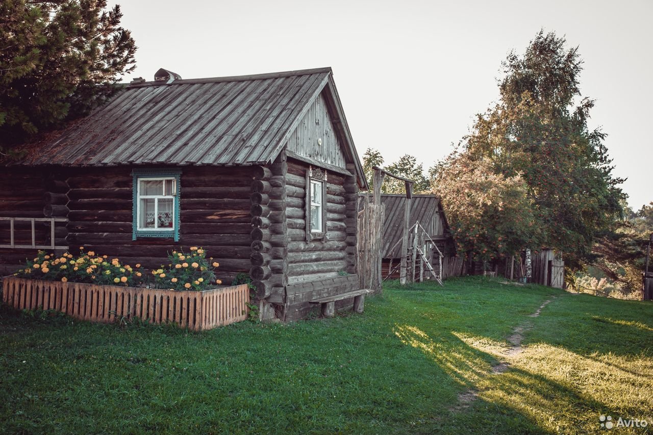 Жилье в деревне. Домик в деревне. Сельские дома. Сельский домик. Маленький старый деревенский домик.