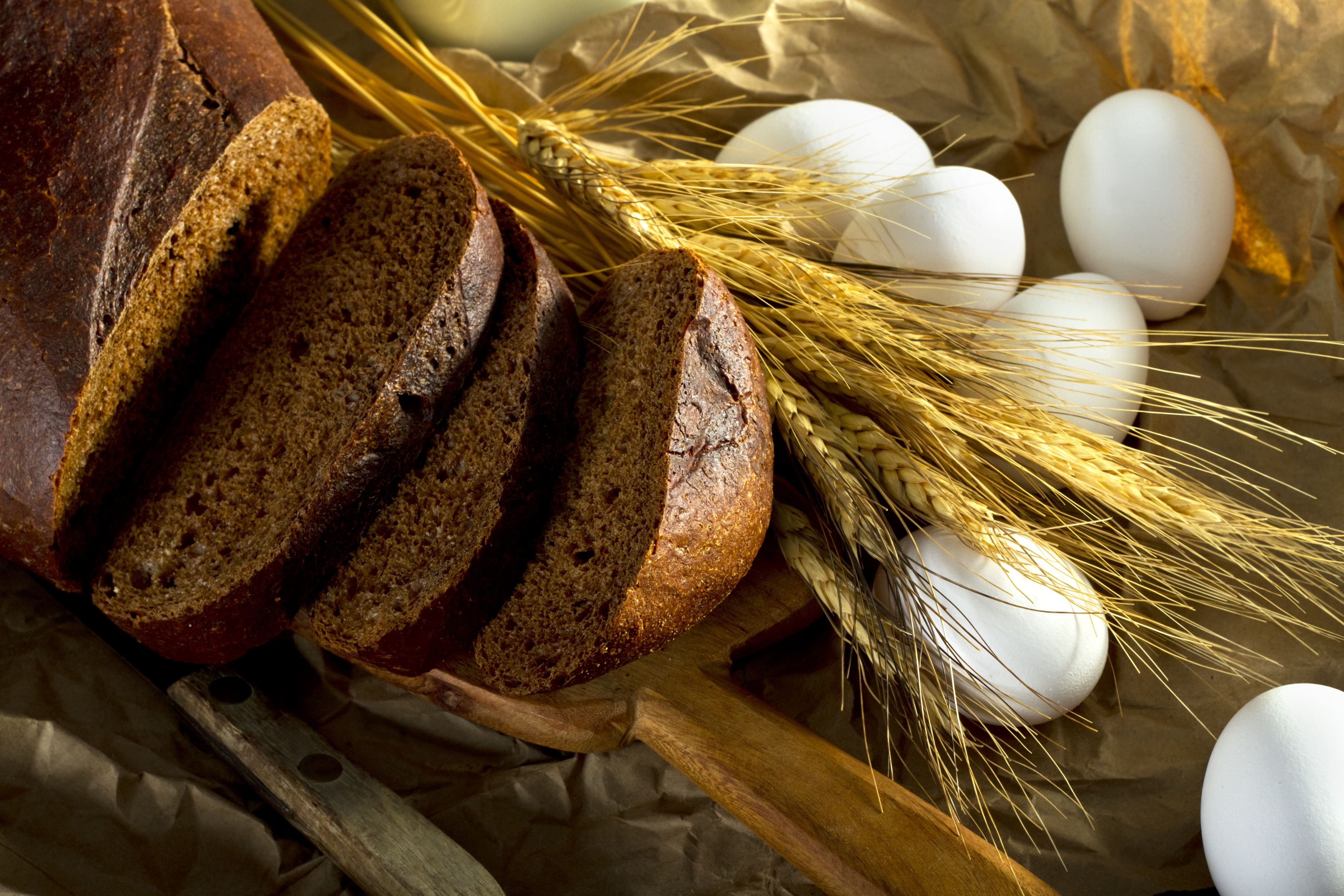 Щедро посыпана совершенно пусты ржаным хлебом. Пумперникель хлеб. Хлеб Венский ржано-пшеничный. Хлеб деревенский. Красивый хлеб.