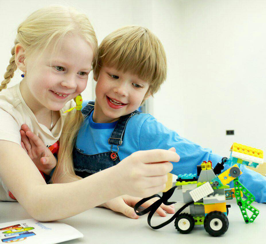 Дополнительное образование детей в детском саду. Робототехника для детей. Робототехника для дошкольников. Робототехника лего дети. Робототехническая для детей.