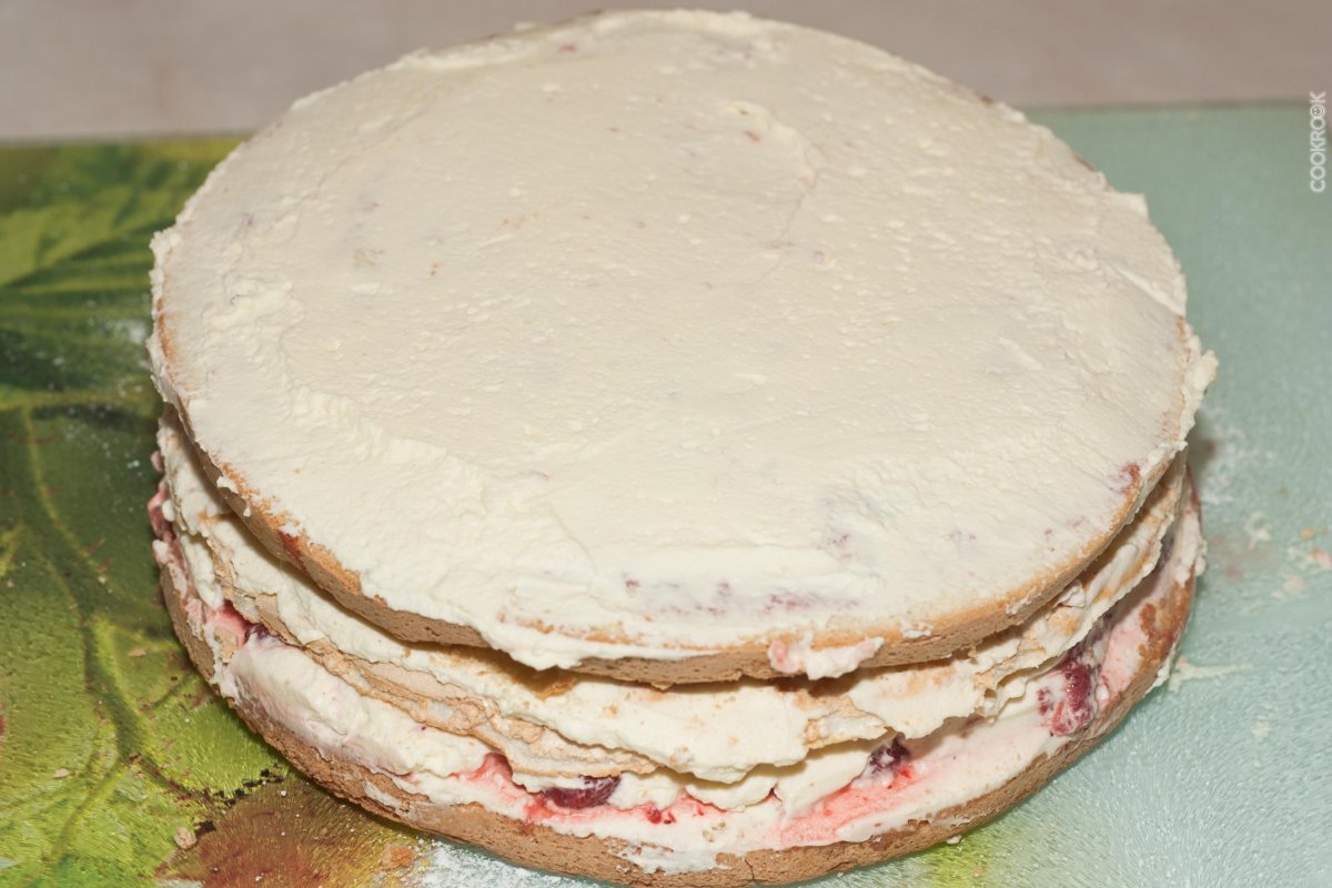 Торт с готовыми коржами со сгущенкой