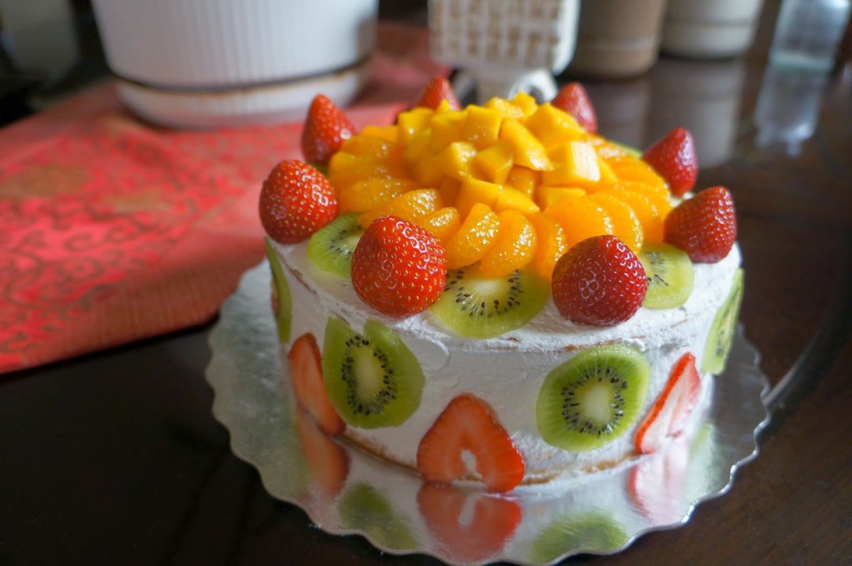 Торт со взбитыми сливками и фруктами