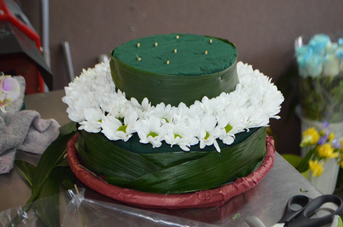 Торт с хризантемами из крема