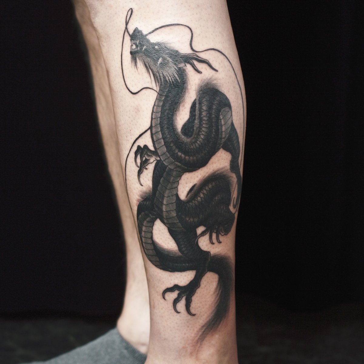 Значение тату дракон у мужчин на руке: символика и история
