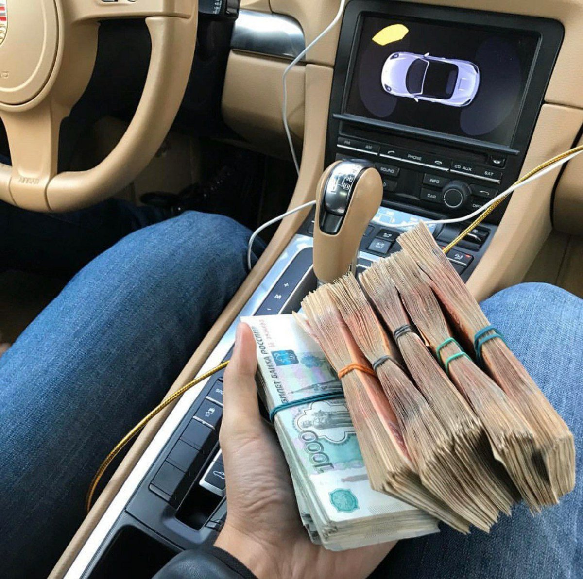 Фото по запросу Деньги в руках женщины