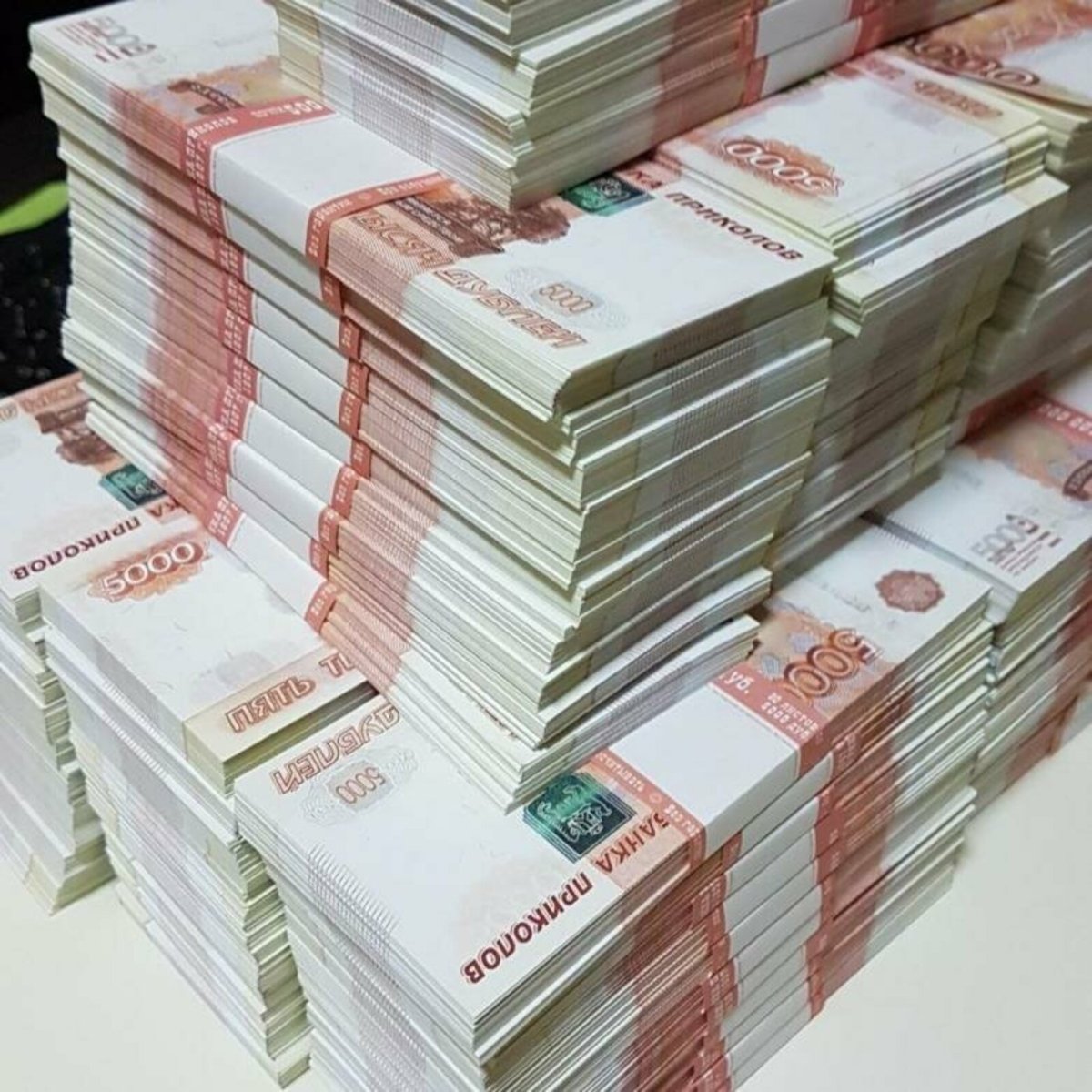 фото денег 5000 рублей много пачек