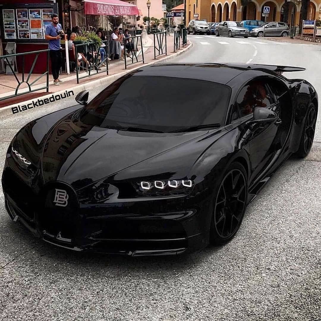 Черный автомобиль